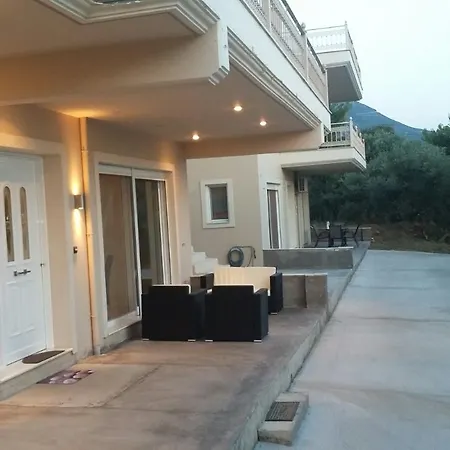 アパート Agriomata Vergas カラマタ